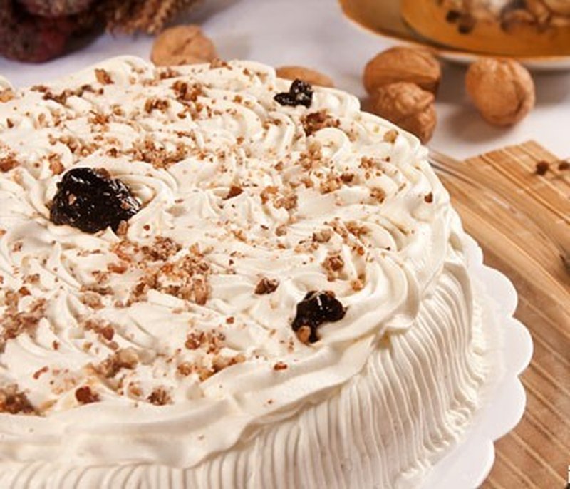 Bolo de Nozes com Doce de Leite e Ameixa